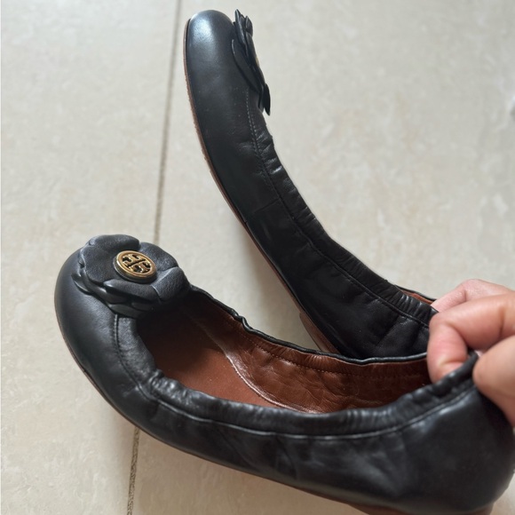 Tory Burch leather ballet flats / flower / gold - Picture 2 of 5